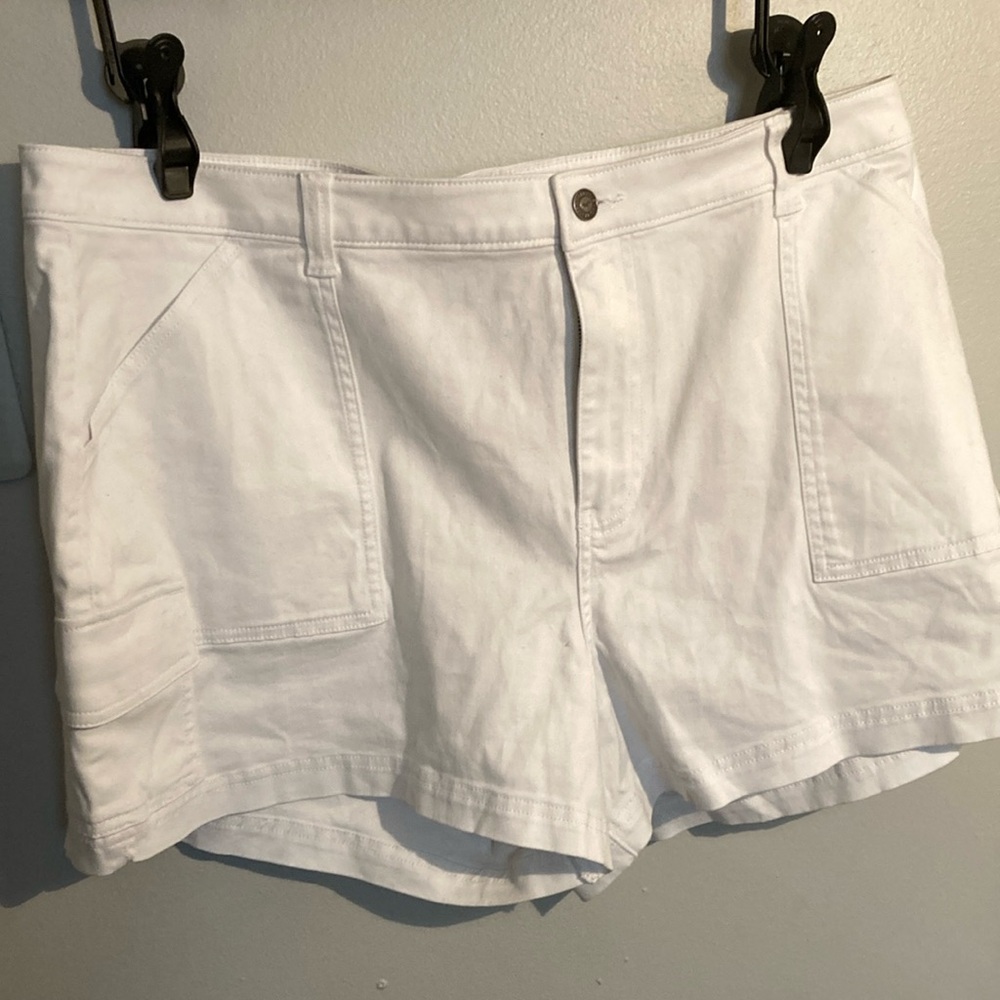 HOLLISTER  White Ultra High Rise Mom Short 3”•Size 34•Excellent NWOT